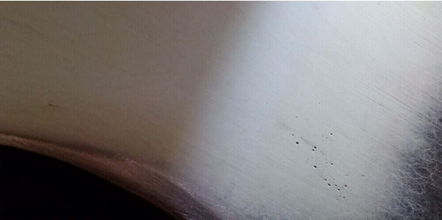 Отверстия в пластиковой шпатлевке на кузове автомобиля